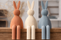 Trio de Coelhos Decorativos Japandi com Pernas Pendentes